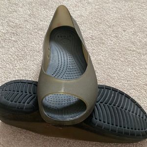 Gray color crocs shoes.